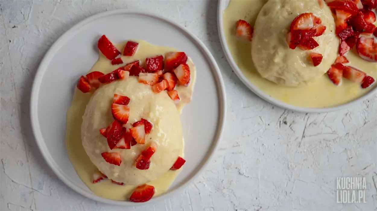 Buchty (pampuchy) na parze z sosem waniliowym i truskawkami